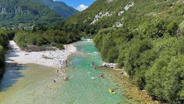 A river with kayakers, surrounded by forested hills. - Alpine Hut Hannah Comfortable Vacation Home (Hermagor-Pressegger See)