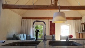 A kitchen with two sinks, a window, and a ceiling with wooden beams. - Zonnehof in het Geiseltal (Mücheln (Geiseltal))