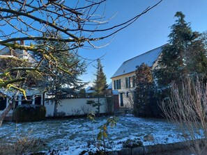 A residential area with a house, a snow-covered yard, and a clear blue sky. - Zonnehof in het Geiseltal (Mücheln (Geiseltal))