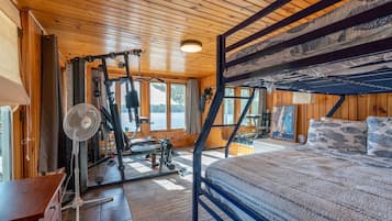 4 habitaciones, tabla de planchar con plancha y cuna de viaje