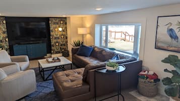 TV, fireplace, DVD player, books