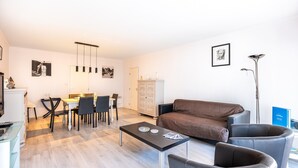Leilighet | Oppholdsrom | Peis