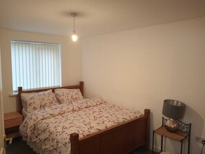 2 habitaciones, tabla de planchar con plancha, wifi y ropa de cama