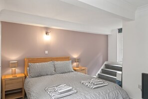 1 bedroom, desk, iron/ironing board, travel cot - Modern Apartment in an 18th Century Cottage (Dunster)