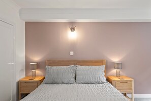 1 habitación, escritorio, tabla de planchar con plancha y cuna de viaje 