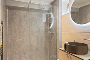 Dusche, Haartrockner, Handtücher