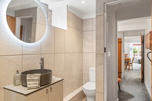 Shower, hair dryer, towels - Modern Apartment in an 18th Century Cottage (Dunster)