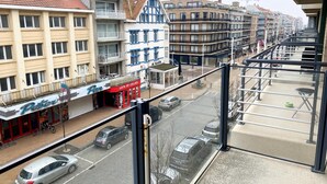 A street view with buildings, a restaurant named 'Peter', and parked cars. - Apartment in Nieuwpoort Near the Beach (Nieuwpoort)