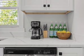 Fridge, microwave, oven, stovetop - Mountain View House minutes from Downtown Chattanooga, TN. Cul-de-sac location! (Chattanooga)