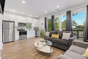Interior - Mountain View House minutes from Downtown Chattanooga, TN. Cul-de-sac location! (Chattanooga)