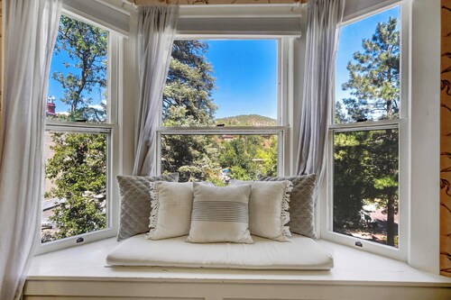 The Avenue! Historic Mansion in DT Manitou Springs