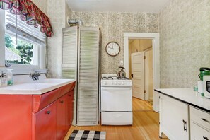 雪櫃、微波爐、焗爐、爐具