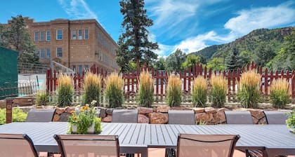 The Avenue! Historic Mansion in DT Manitou Springs