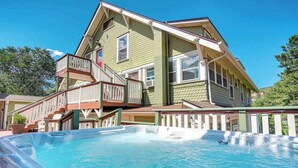 A two-story house with a hot tub in the front yard. - The Avenue! Historic Mansion in DT Manitou Springs (Manitou Springs)