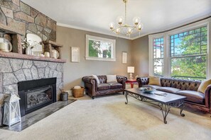 電視、壁爐、電子遊戲、 辦公室