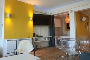 Apartment | Dining - Nieuwpoort Stay w/ Beach Access (Nieuwpoort)
