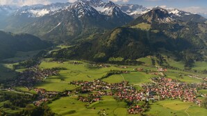 Eine Berglandschaft mit einem Dorf, eingebettet im Tal.