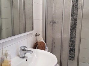 Apartment | Bathroom | Towels - Schone Ferienwohnung mit Terrasse in Homberg (Homberg)
