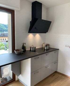 Apartment | Private kitchen | Oven, electric kettle, toaster - Holiday Apartment by the Pond (Kamp-Bornhofen)