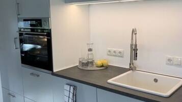 Apartemen | Dapur pribadi | Oven, ketel listrik, dan pemanggang roti