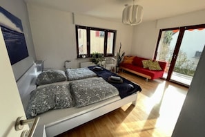 3 habitaciones y muebles diferentes 