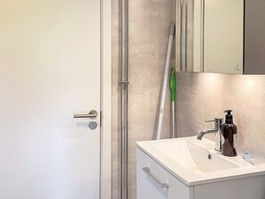 Bathroom - 4 Person Holiday Home in Fargelanda (Färgelanda)