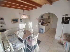 House | Private kitchen | Oven, electric kettle, toaster - Red Beech Modern Retreat (Zingst)