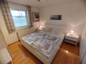 2 bedrooms, individually furnished, iron/ironing board - Red Beech Modern Retreat (Zingst)