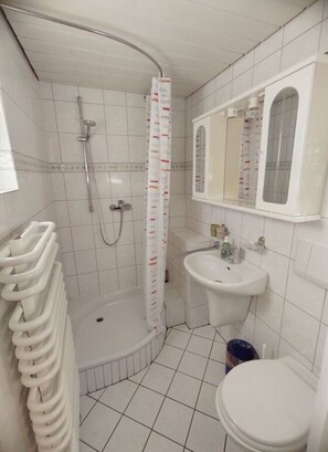 Bathroom - Red Beech Modern Retreat (Zingst)