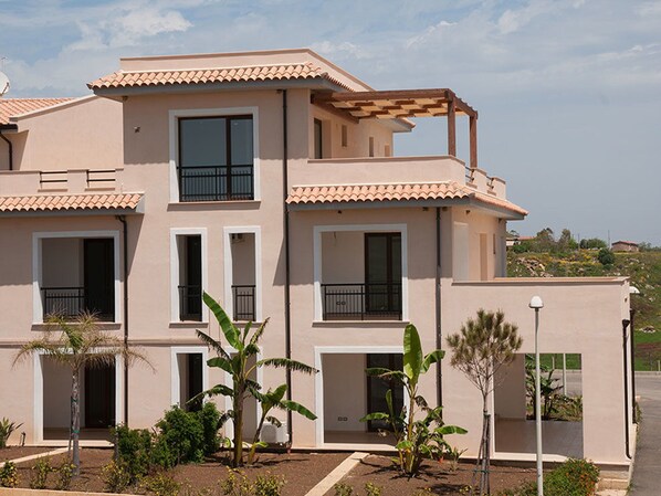 Apartment | Pool | Outdoor pool - Apartment With Garden in Resort With Pool (Isola di Capo Rizzuto)