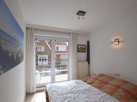 2 habitaciones, muebles diferentes y tabla de planchar con plancha 