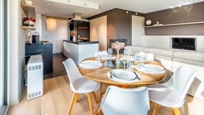 Un espacio moderno para vivir con comedor, cocina y zona de estar.