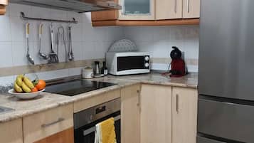 Huoneisto | Yksityinen keittiö | Mikroaaltouuni, kahvin-/teenkeitin