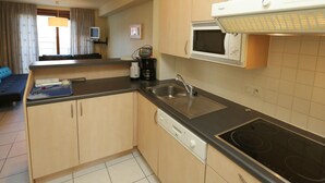 Apartment | Private kitchen | Electric kettle - Stylish Stay by the Seafront (Middelkerke)