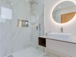 Villa | Badkamer | Een bad, een haardroger