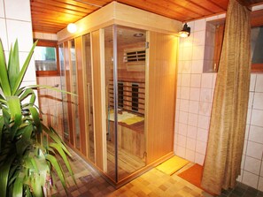 Apartment | Bathroom | Towels - Apartment in Tropolach With Sauna (Hermagor-Pressegger See)