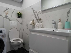 Apartment | Badezimmer | Badewanne, Haartrockner