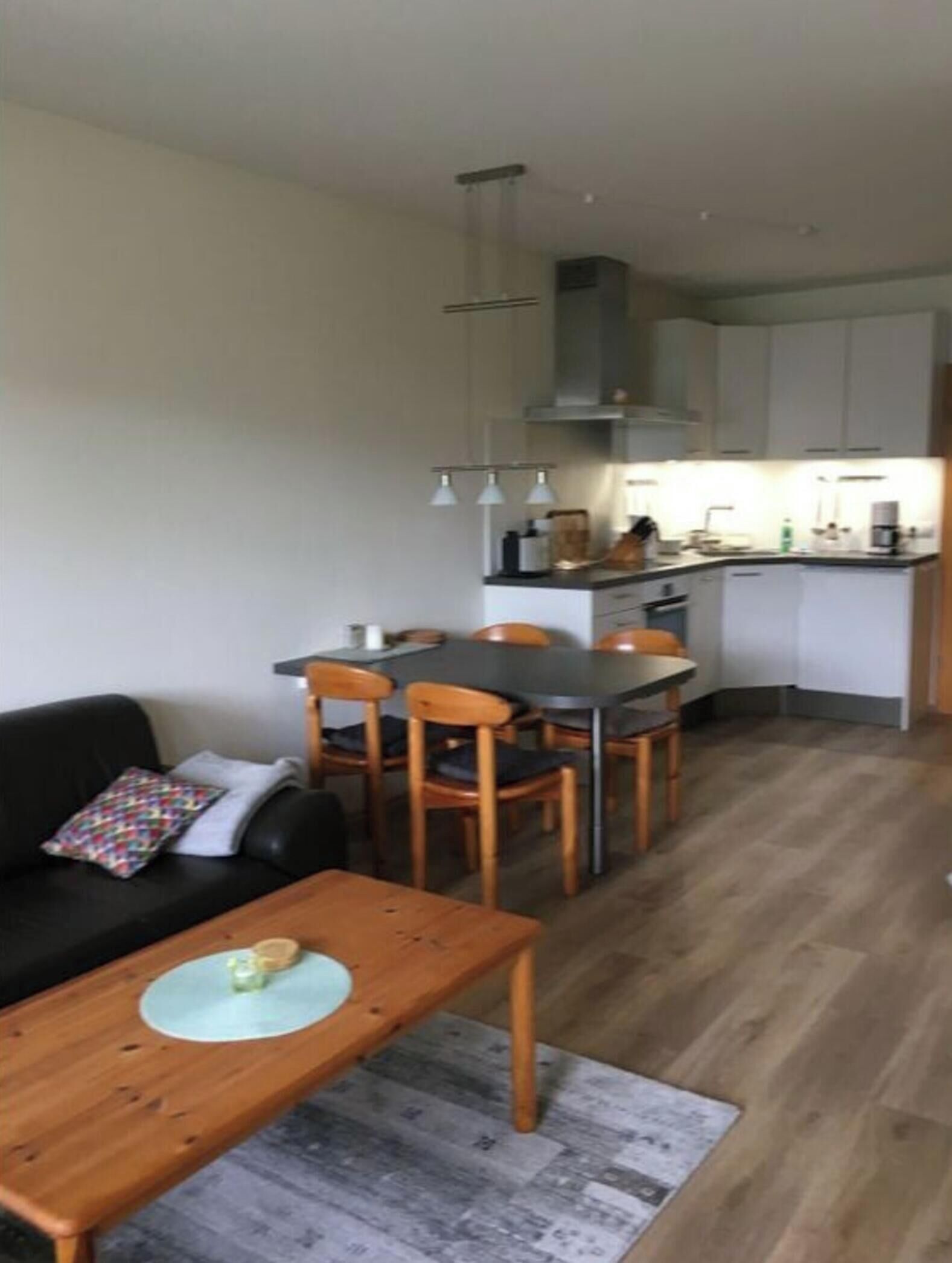 Um espaço compacto com área de refeições, cozinha e zona de estar.