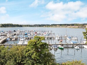 Un port de plaisance où de nombreux bateaux sont amarrés à des quais en bois.