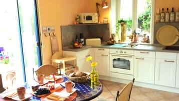 Apartment | Private kitchen | Oven, electric kettle