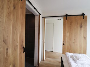 4 habitaciones, muebles diferentes y ropa de cama