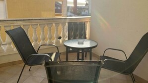 A balcony with a round table and four chairs. - Medulin Burle A4+1 (Medulin)