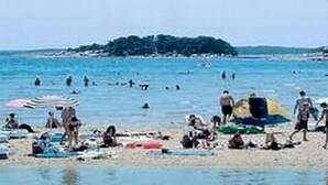 A beach with people sunbathing and swimming. There is a small island in the background. - Medulin Burle A4+1 (Medulin)