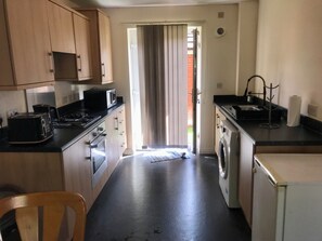 Private kitchen - STAN'S PLACE - At the centre for tourist attractions; Cool, spacious and quiet. (Smethwick)