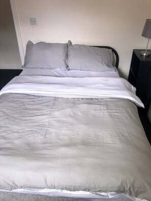 2 bedrooms, iron/ironing board, WiFi, bed sheets - STAN'S PLACE - At the centre for tourist attractions; Cool, spacious and quiet. (Smethwick)