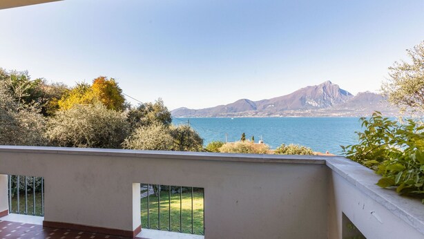 A balcony with a view of the sea and mountains. - Villa Near Lake Garda With Bubble Bath (Torri del Benaco)