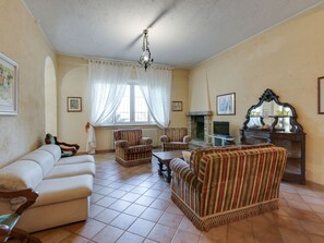 Villa | Living area - Villa Near Lake Garda With Bubble Bath (Torri del Benaco)