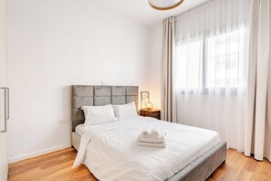 Leilighet – deluxe | Skrivebord, skrivebord for bærbar PC og blendingsgardiner