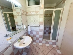 Huis | Badkamer | Een douche, een haardroger