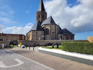 Een historische kerk met een opvallende toren en een grote, centrale koepel.